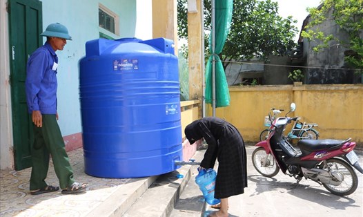 Người dân thôn Thanh Mai (xã An Thanh, huyện Quỳnh Phụ, Thái Bình) mang theo bình 20 lít ra nhà văn hóa thôn để lấy nước sạch tiếp tế. Ảnh: T.D