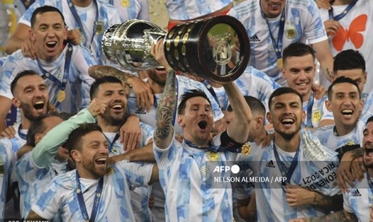 Messi cùng đồng đội trong tuyển Argentina nâng chiếc cúp vô địch Copa America. Ảnh: AFP