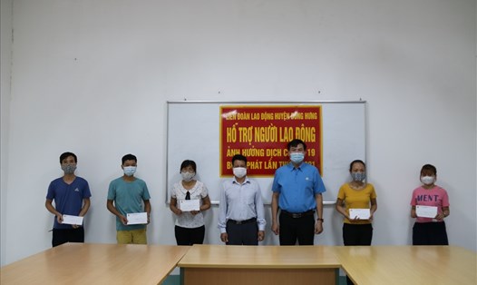 Lãnh đạo Liên đoàn Lao động huyện Đông Hưng (tỉnh Thái Bình) trao quà cho đoàn viên bị ảnh hưởng bởi dịch COVID-19. Ảnh: B.M