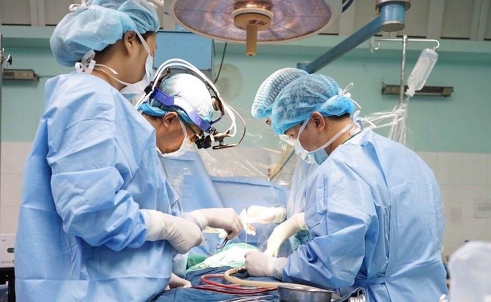 Các bác sĩ phẫu thuật cho bệnh nhi. Ảnh: BVCC Các bác sĩ phẫu thuật cho bệnh nhi. Ảnh: BVCC