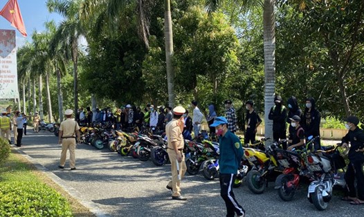Lực lượng Cảnh sát giao thông Công an huyện Đức Thọ ngăn chặn, xử lý nhóm học sinh tụ tập, học "độ" xe. Ảnh: CA.