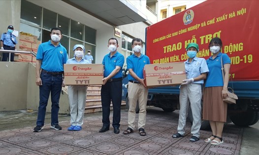 Cán bộ Công đoàn Các khu công nghiệp - chế xuất Hà Nội trao hỗ trợ tới CNLĐ gặp khó khăn do COVID-19. Ảnh: Hà Anh