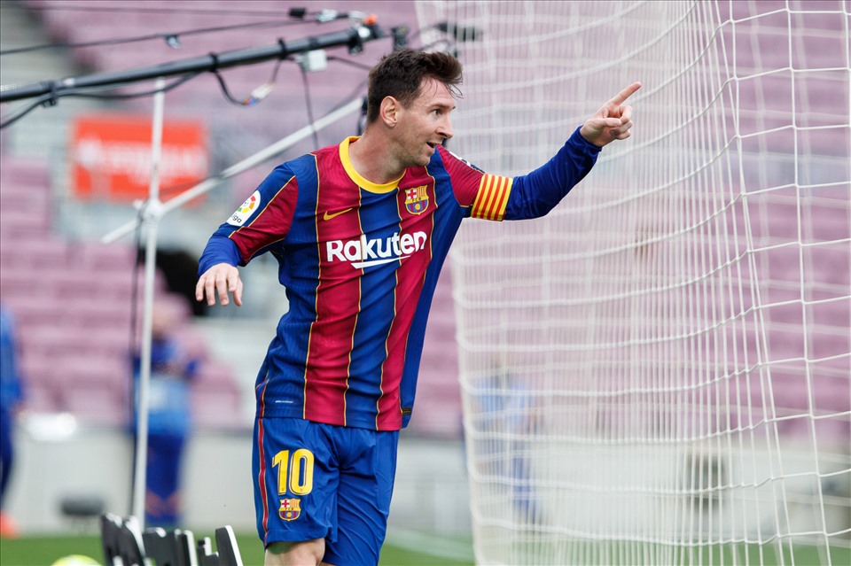 Lionel Messi đã chấp nhận cắt giảm mức lương "khủng" của mình để tiếp tục khoác áo Barcelona. Ảnh: AFP