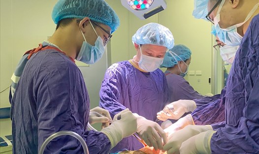 Bác sĩ Bệnh viện Hữu nghị Việt Đức phẫu thuật cho bệnh nhi. Ảnh: BVCC