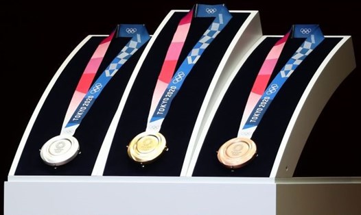 Các vân động viên sẽ tự nhận huy chương Olympic Tokyo 2020 rồi đeo leo cổ, thay vì sẽ được các quan chức đeo vào cổ như những Đại hội trước. Ảnh: AFP.