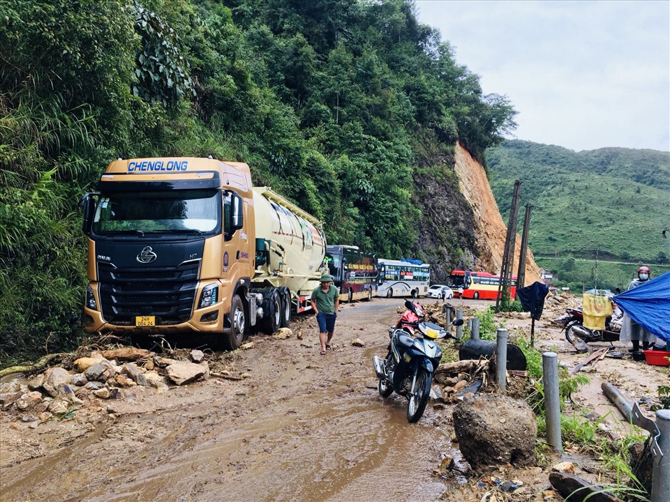 Mưa lớn cục bộ trên địa bàn Sa Pa khiến nhiều tuyến đường sụt lở, hư hỏng. Ảnh: BLC.