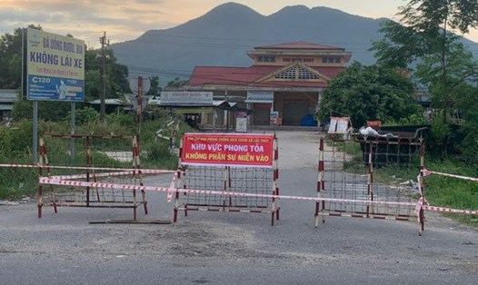 Khu vực chợ ở xã Lộc Thủy (huyện Phú Lộc, tỉnh Thừa Thiên Huế) đã bị phong tỏa từ ngày 4.7. Ảnh: Trần Minh