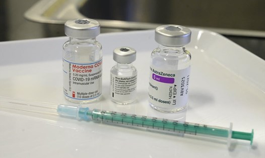 EU chưa đưa ra khuyến nghị tiêm kết hợp 2 loại vaccine COVID-19 khác nhau. Ảnh: AFP