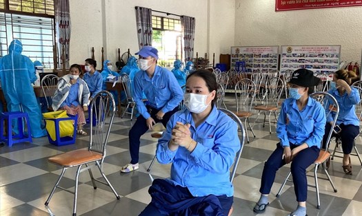 Lấy mẫu xét nghiệm COVID-19 cho Công nhân tại Khu Công nghiệp Hòa Khánh, Đà Nẵng. Ảnh: T.L