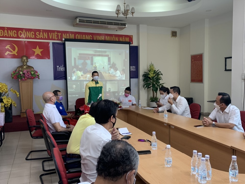 Tay vợt Nguyễn Tiến Minh phát biểu trước đại diện lãnh đạo TPHCM, trước giờ lên đường dự Olympic Tokyo 2020. Ảnh: Hải Âu.