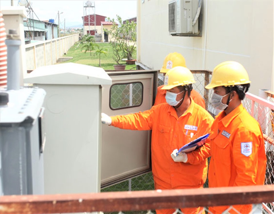 Nhân viên các công ty điện lực trực thuộc EVNSPC tăng cường đảm bảo cấp điện cho công tác phòng, chống dịch COVID-19 tại địa phương. Ảnh EVNSPC cung cấp