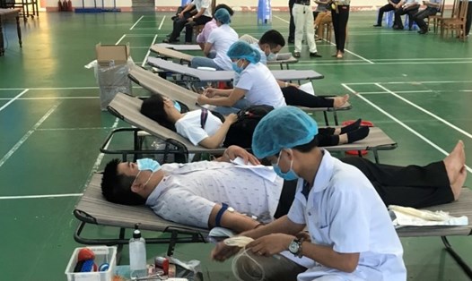 Các đoàn viên Công đoàn Viên chức Quảng Nam tham gia hiến máu tình nguyện. Ảnh: Minh Nhân