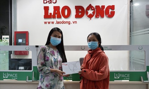 Báo Lao Động thay mặt các nhà hảo tâm trao số tiền hỗ trợ đến gia đình em Nguyễn Thị Thu Nhàn.