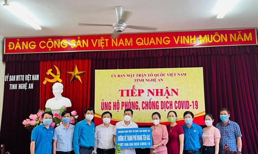Ngành giáo dục Nghệ An trao hàng hóa hỗ trợ TPHCM thông qua UBMTTQ tỉnh. Ảnh: VH
