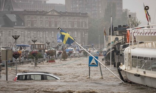 Ô tô trôi trên sông Meuse trong trận lũ lụt lớn ở Liege, Bỉ. Ảnh: AFP