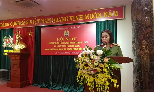 Trung tá Công Thanh Thảo - Chủ tịch Công đoàn Công an Nhân dân phát biểu tại Hội nghị. Ảnh: Lương Hạnh.