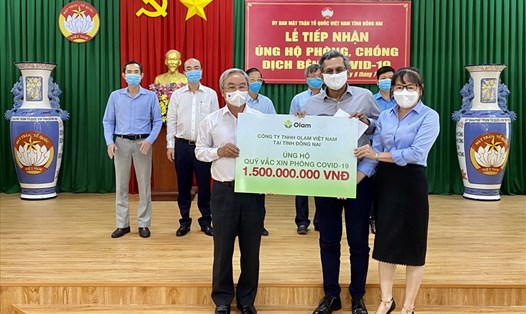 Đại diện Ủy ban MTTQVN tỉnh Đồng Nai nhận tài trợ 1,5 tỉ đồng từ Công ty Olam Việt Nam.