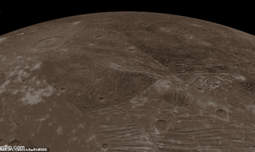 Tàu vũ trụ Juno trị giá 1,1 tỉ USD của NASA đã ghi được cảnh ấn tượng về sao Mộc và mặt trăng Ganymede của nó vào hôm 7.6. Ảnh: NASA