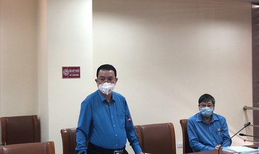 Ông Đinh Quốc Toản, Chủ tịch Công đoàn các Khu công nghiệp - Khu chế xuất Hà Nội trình bày ý kiến tại tổ. Ảnh: Bảo Hân