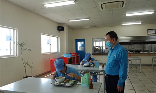 Chủ tịch Công đoàn Các khu công nghiệp - chế xuất Hà Nội Đinh Quốc Toản kiểm tra quy định phòng dịch tại nhà ăn của công nhân. Ảnh: Ngọc Ánh