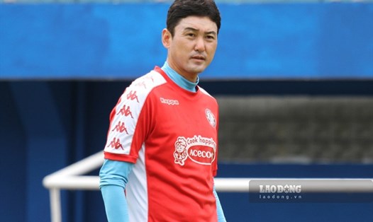 Lee Jung-soo lúc còn làm việc ở câu lạc bộ TPHCM. Ảnh: Thanh Vũ