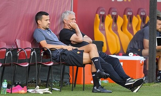 Mourinho đang âm thầm luyện công chờ mùa giải mới. Ảnh: AS Roma.