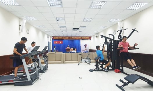 Phòng tập thể dục của người lao động trực vận hành nghỉ tập trung trong nhà máy thuộc Công ty Nhiệt điện Phú Mỹ. Ảnh: CĐĐL