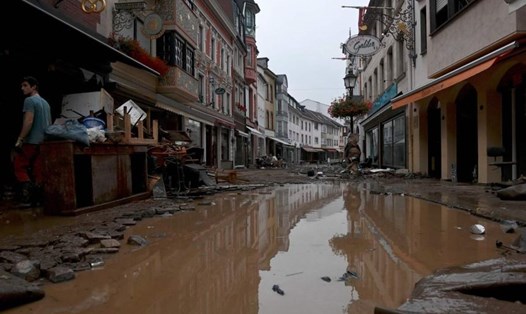 Con phố sau khi lũ lụt đi qua ở Ahrweiler-Bad Neuenahr, Đức. Ảnh: AFP