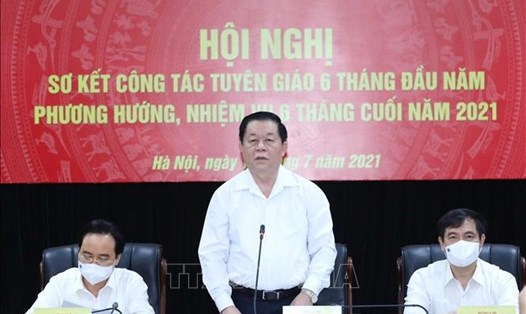 Bí thư Trung ương Đảng, Trưởng Ban Tuyên giáo Trung ương Nguyễn Trọng Nghĩa,  chủ trì Hội nghị. Ảnh: TTXVN