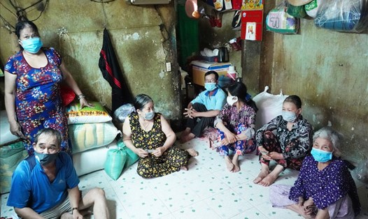 7 lao động tự do sống trong “căn hộ vé số” ở phường Cầu Kho (quận 1, TPHCM). Ảnh: Anh Tú