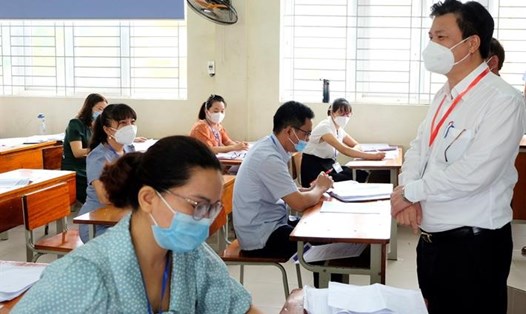 Thứ trưởng Bộ GDĐT Nguyễn Hữu Độ trao đổi với giáo viên tham gia chấm bài thi Ngữ văn tại tỉnh Yên Bái. Ảnh: Quỳnh Trang