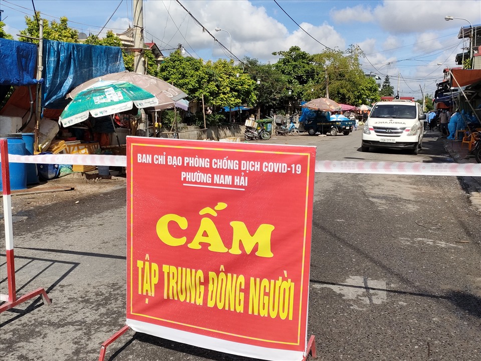 Phường Nam Hải (Hải An, Hải Phòng) kiểm soát y tế khu vực có ca dương tính từng ghé qua. Ảnh Mai Dung