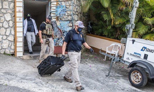 Đặc vụ FBI rời khỏi tư gia cố Tổng thống Haiti Jovenel Moise ở Port-au-Prince. Ảnh: AFP