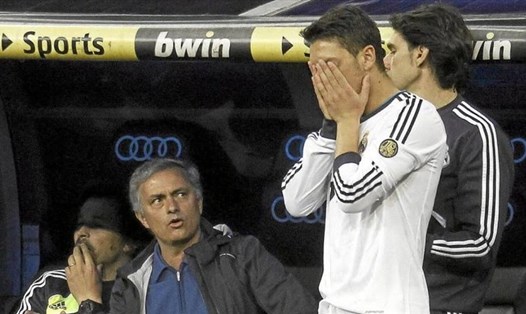 Chỉ một câu nói của Jose Mourinho, Mesut Ozil đã chia tay bạn gái. Ảnh: La Liga