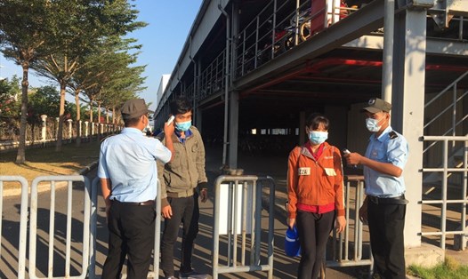 Kiểm tra thân nhiệt cho công nhân trước khi vào nhà máy làm việc tại Tây Ninh. Ảnh LĐLĐ Tây Ninh