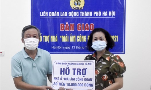 Bàn giao hỗ trợ nhà Mái ấm Công đoàn cho đoàn viên Nguyễn Việt Quốc. Ảnh:CĐN