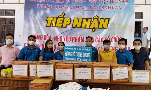 Cán bộ, giáo viên, người lao động tỉnh Nghệ An hỗ trợ người dân bản Chằm Puông (huyện Tương Dương) bị phong tỏa phòng COVID-19. Ảnh: VH