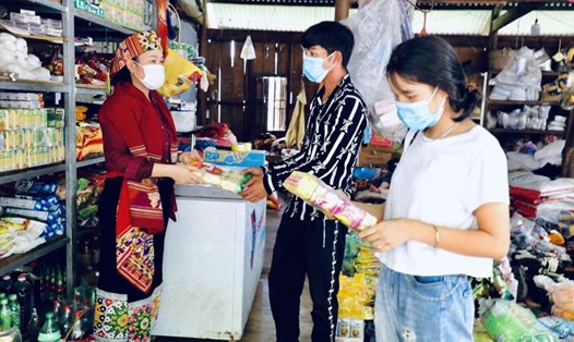 Dọc tuyến QL16 đi qua Nghệ An hình thành nhiều điểm bán lẻ, tạo điều kiện thuận lợi cho người dân mua bán và trao đổi hàng hoá. Ảnh: Hồng Sơn