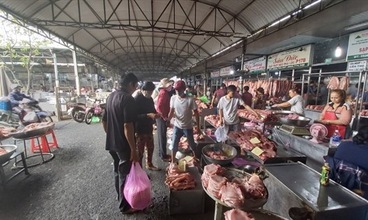 Chợ đầu mối Hóc Môn cung cấp 1/2 lượng thịt heo cho toàn thành phố. Ảnh: HC