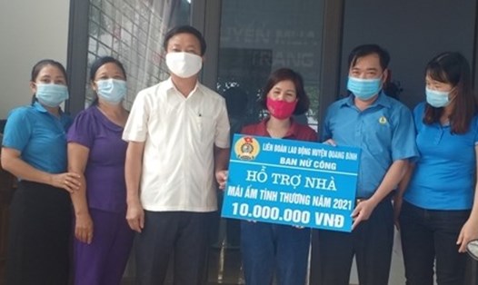 Lãnh đạo Liên đoàn Lao động huyện Quang Bình trao hỗ trợ tới cô giáo Mai Thị Hải. Ảnh: Mai Hương