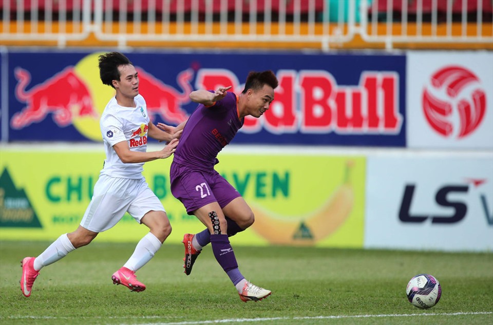 Các câu lạc bộ như Hoàng Anh Gia Lai, Bình Dương... sẽ tốn thêm hàng tỉ đồng nếu V.League 2021 bị vắt sang năm 2022. Ảnh: VPF.