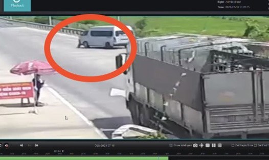 Chiếc xe do tài xế Chiến đẩy thượng uý Thanh đứng cản trước mũi ôtô đi 7m. Ảnh: Cục CSGT.