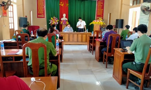 Ban chỉ đạo phòng chống dịch huyện Kỳ Sơn (Nghệ An) họp khẩn vì các trường hợp nghi nhiễm SARS – CoV-2 đầu tiên. Ảnh: M.N