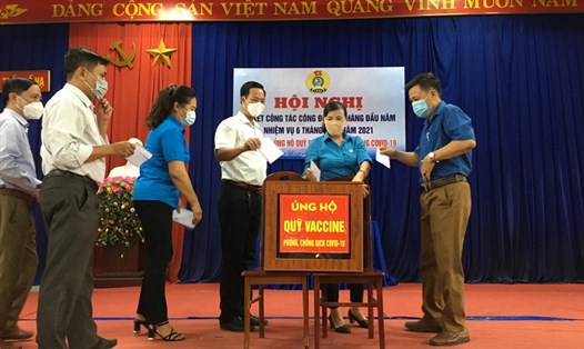 Cán bộ, đoàn viên Công đoàn cơ sở Thị trấn Bố Hạ (huyện Yên Thế) ủng hộ Qũy Vắc-xin phòng, chống dịch COVID-19. Ảnh: LĐLĐ tỉnh Bắc Giang