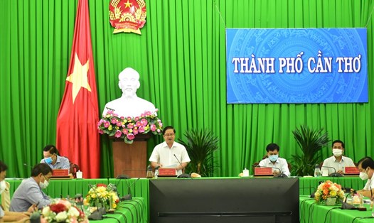 Chủ tịch UBND TP Cần Thơ - ông Trần Việt Trường phát biểu tại Hội nghị trực tuyến với các địa phương về công tác phòng, chống dịch. Ảnh: Minh Ánh