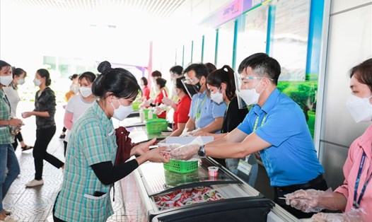 Công đoàn cơ sở Công ty TNHH Samsung Electronics Việt Nam Thái Nguyên phối hợp với lãnh đạo Công ty hỗ trợ đồ ăn nhẹ cho đoàn viên. Ảnh: SEVT