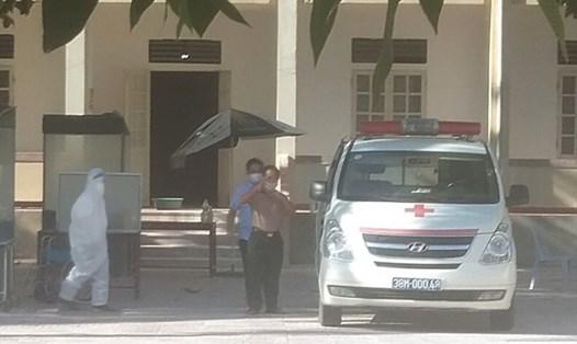 Bệnh nhân COVID-19 cuối cùng ở Bệnh viện Đa khoa khu vực Cửa khẩu Quốc tế Cầu Treo xuất viện được xe cấp cứu chở về vào sáng nay. Ảnh: BVCC
