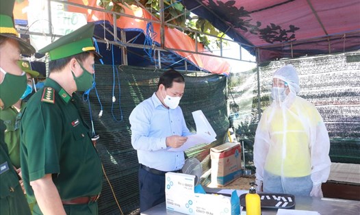 Ông Nguyễn Phi Long kiểm tra một điểm phòng chống dịch    
Ảnh: Cổng TTĐT BĐ