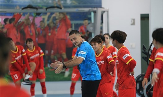 Huấn luyện viên thể lực Cedric Roger hướng dẫn các cầu thủ nữ Việt Nam khởi động. Ảnh: VFF