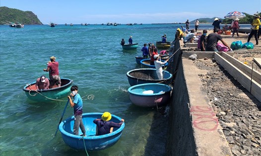 Ngư dân ngoài huyện tiếp cận bờ để bổ sung nhu yếu phẩm, không lên bờ để bảo đảm phòng chống dịch. Ảnh: H.Côn Đảo